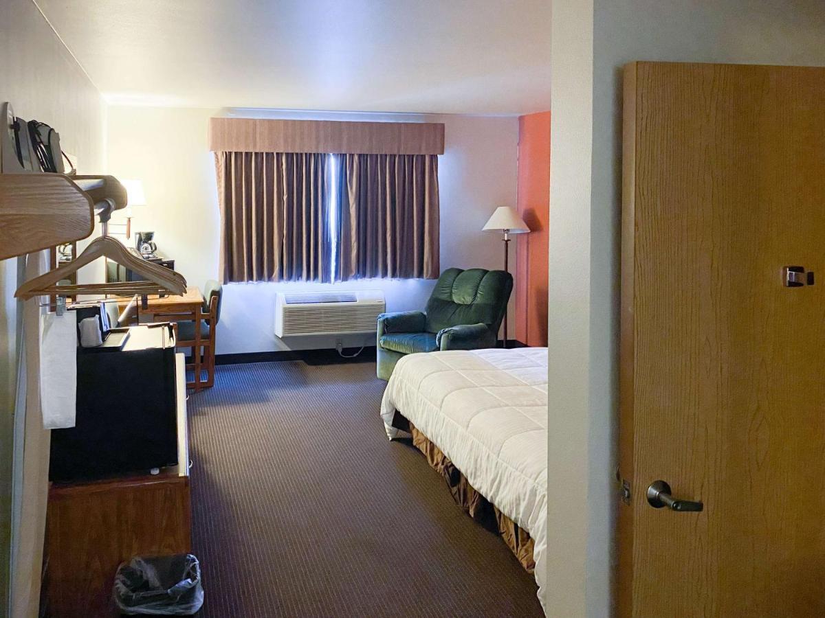 Motel 6 Norway Mi Exterior photo