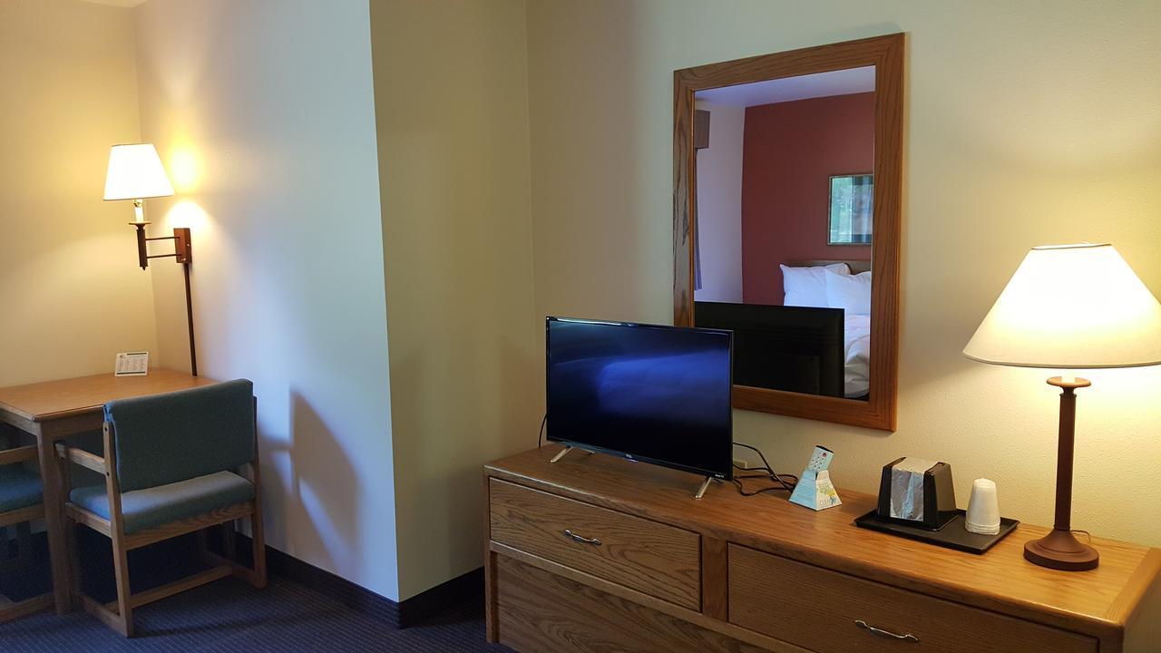 Motel 6 Norway Mi Exterior photo
